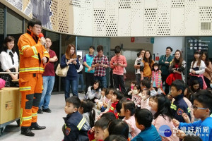 立法委員趙正宇變身消防員偕同夫人吳淑惠和親子們一起進行防災救災宣導。