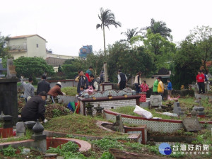 大溪生命紀念園區舉辦祭祀典禮，由區長陳嘉聰主持，各公墓也設墓金紙回收區，統一集中焚燒。
