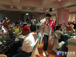 鄭雅各以一朵花唱上舞台受到學員熱情尖叫歡迎。（記者扶小萍攝）