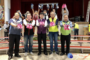 立法委員趙正宇用愛行腳募新鞋，讓偏鄉小朋友穿上新鞋歡渡兒童節。