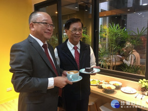 林縣長與張副總裁推薦自由小廚房好咖啡。（記者扶小萍攝）