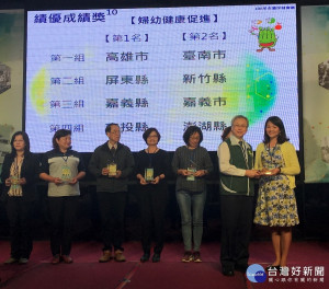 國健署長王英偉頒獎表彰南投縣衛生局。（衛生局提供）