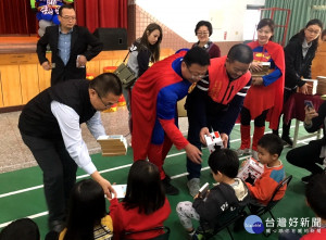 Feeling18董事長茆晉(日牂)與魚池鄉長劉啟帆、魚池鄉代表會主席梁政裕，2日在魚池國小陪小朋友歡慶兒童節。