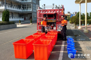 消防車載大小水桶至民眾掃墓處備用。