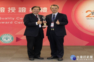 醫策會董事長林啟禎頒獎表揚，奇美醫學中心品質管理中心主任孫宗伯（右）代表領獎。