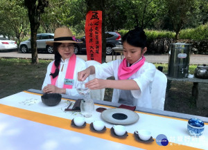 南投縣日月潭晶園休閒渡假村與日月潭茶文化推廣協會結合，6日在該渡假村肖楠步道舉辦一場「小小茶席‧大大茶習」體驗活動，吸引上百名遊客帶小朋友報名參加。