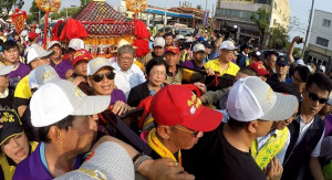 大甲媽祖抵達彰化縣長扶轎接駕。