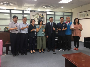 陳副縣長（右四）代表縣府贈紀念品予績優社工後合影。（記者扶小萍攝）