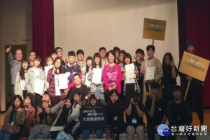 參與新聞營的學員和老師合影。