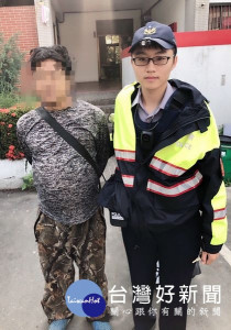 男子酒後騎機車未戴安全帽，竟還蛇行從警方面前呼嘯而過，立即遭巡警攔查酒測，酒測值嚴重超標依法逮捕送辦。（記者陳昭宗拍攝）