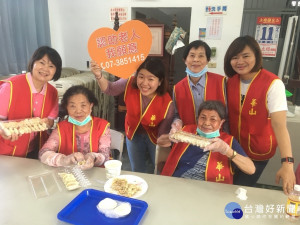 長輩一起包水餃獻給善士及志工們。（圖／記者郭文君攝）