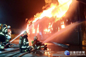 桃園市龍潭區中豐路533巷一家環保公司發生大火，消防人員拉起水線戮力搶救。