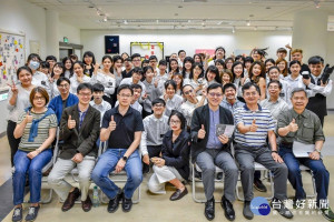 長榮大學校長李泳龍參加美術系108級畢業展開幕式。