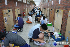 國中電機電子群技藝競賽於水里商工比賽室內配線情景