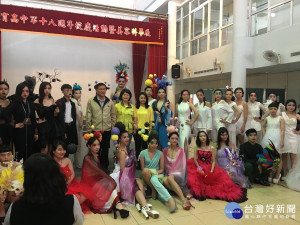 五育高中美容科畢業班時尚走秀。（記者扶小萍攝）