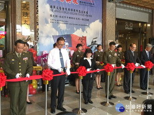 莫中將與來賓為憲光美展剪綵。（記者扶小萍攝）