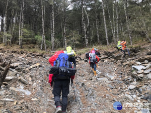 台東消防局關山大隊實施山難搜救訓練　提昇山域搜救技能