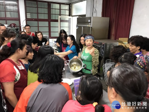 「跟著味覺去旅行-舌尖上的義大利饗宴」研習活動，Annie老師的解說。〈記者吳素珍攝〉