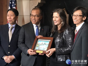 葉匡時（左二）與奧克蘭市市長Libby Schaaf（右二）。（圖／記者郭文君攝）