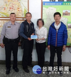 北港派出所副所長黃詩傑獲悉轄內弱勢民眾無力安葬母親，立即透過「廉使夜市慈愛組織會」申請補助，在里長等人見證與協助，使其暫度難關。（記者陳昭宗拍攝）