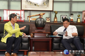 台中火力發電廠副廠長王順弘（左）訪南投縣府。