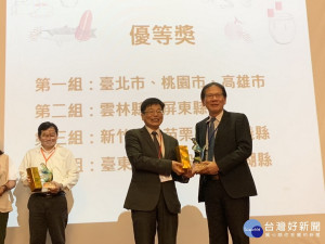 疾管署長周志浩（前左）頒獎表揚南投縣衛生局。