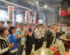 北港農工師生在學測前帶著即將應考的高三同學辦理「北港社區文化走讀」活動，除了解地方廟宇文化，亦向文昌帝君祈求考試順利、金榜題名。（記者陳昭宗拍攝）