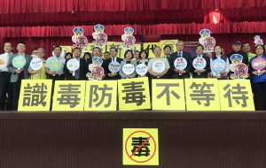 為讓社區民眾認識毒品、培養健全體魄，國立北港高中與中國信託反毒教育基金會共同舉辦「反毒路跑活動」，期讓毒品遠離社區及校園。（記者陳昭宗拍攝）