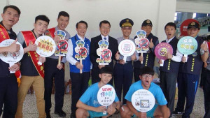 法務部保護司副司長張云綺與雲林縣長張麗善、地檢署檢察長郭永發、縣警局局長黃勢清等人共同透過健康路跑，宣誓反毒、反黑、反霸凌。（記者陳昭宗拍攝）