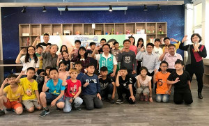 雲林縣議員蔡岳儒為讓偏鄉學童提早接觸程式語言，積極爭取科丁聯盟協會與雲林縣婦幼關懷協會攜手合作，在夜光天使班下崙與水北據點進行「大手牽小手科丁(Coding)教育」課程試辦計畫。（記者陳昭宗拍攝）