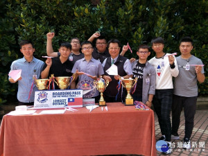 建國科技大學資訊與網路通訊系主任張傳旺博士（前排中間）帶領紙飛機大賽團隊贏得多項獎盃獎牌。圖／記者鄧富珍攝