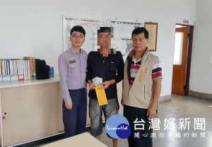 鹿寮所員警得知轄內吳姓民眾之困境，即協助申請馬上關懷與張榮發慈善基金會社會救助金，並協請天浩宮地母廟慈善會募資協助，深獲民眾感激與肯定。（記者陳昭宗拍攝）