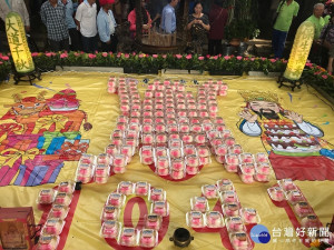 妙方以壽桃堆放成一個大壽字及1041，向大道公祝壽。