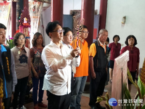 彰化慶安宮保生大帝聖誕慶祝儀式，由彰化市長林世賢上香上表祈福。圖／記者鄧富珍攝