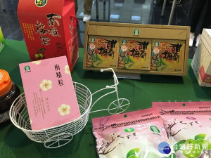 南投縣梅子與各式農產明將北上促銷。（記者扶小萍攝）