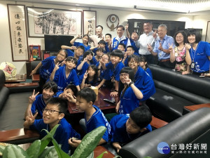 小朋友參觀縣長室非常興奮。（記者扶小萍攝）