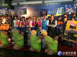 南投縣府與來賓宣告賞螢季活動開始。（記者扶小萍攝）