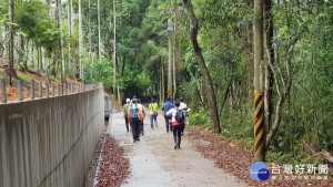 民眾安全又悠閒的走在水沙連古道。