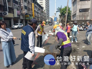 環保局針對高市易積水地區200多處側溝加強清疏。（圖／記者逄緯喆攝）