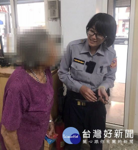 老婦人前往北港朝天宮參與廟會活動，卻因人潮洶湧與家屬失散，所幸透過好心店家通報警方協助，順利平安返家。（記者陳昭宗拍攝）