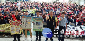 北港警方獲邀前往北港農工宣導有關青少年容易觸犯的刑責及交通安全須知，透過防範犯罪法令宣導，一起向毒品說NO。（記者陳昭宗拍攝）