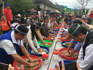 許立委林縣長等來賓一起來做梅。（記者扶小萍攝）