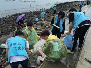 
弘光科技大學響應世界地球日，22日起舉辦「關注海洋、我行動」，學生先前往彰化漢寶濕地、福興濕地、王功海岸淨灘，用行動力挺環保愛地球！（記者陳榮昌攝）
