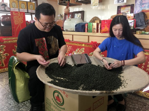 做好茶得費功，電腦選完人工再篩選一次。（記者扶小萍攝）