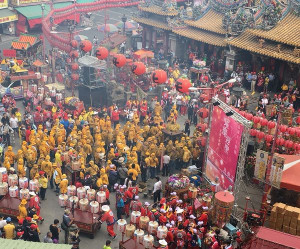 北港朝天宮媽祖祈安遶境熱鬧登場，警方因應治安及交通疏導勤務，除加派警民力協勤，另部署快打部隊維持秩序，盼活動更為順利圓滿。（記者陳昭宗拍攝）
