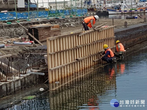 勞工局提醒民眾注意天氣特報，預防瞬間陣風、大雨及雷擊災害。（圖／記者郭文君攝）