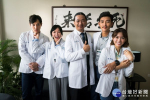 公視5月推出全新醫療劇劇《生死接線員》- 左起邱震瀚、李杏、單承矩、曾少宗、劉倩妏。圖／公視提供