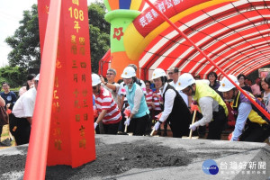 縣長王惠美等人主持民族新村公園用地綠美化改善工程動土。