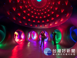 「2019鐵玫瑰社區日」推出叫好叫座的空氣建築「光影幻境」，桃園藝文廣場夢幻登場！