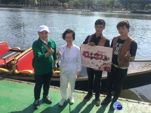 愛情教主瓊瑤與觀光局長潘恆旭合影。（圖／記者何沛霖攝）